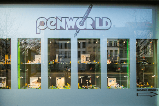 Etalage en ingang van Penworld aan de Paardenmarkt 112 in Antwerpen