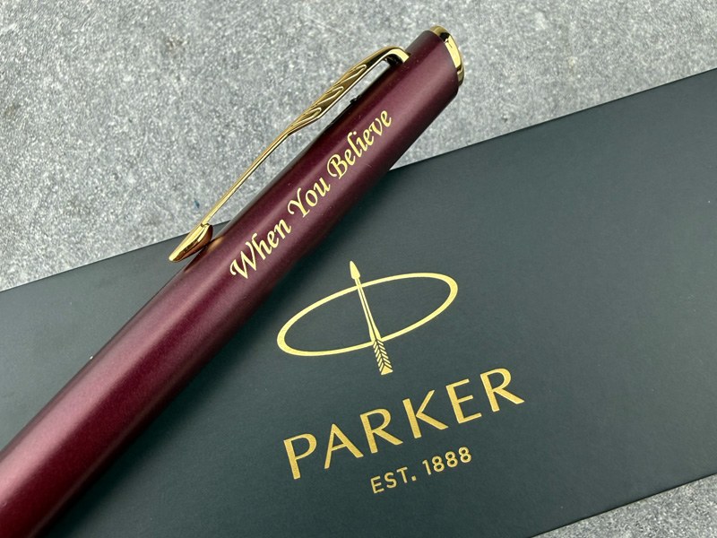 Parker Meridian met een gegraveerde tekst